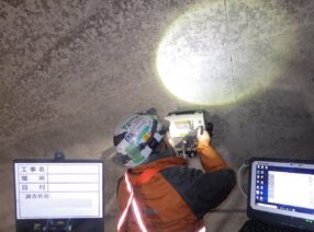 トンネルの覆工コンクリート背面空洞調査